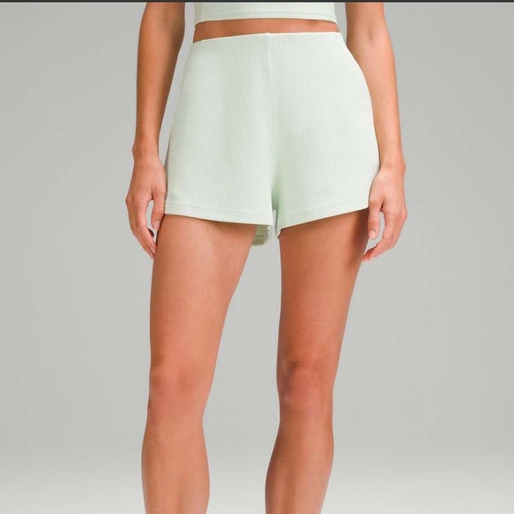Lululemon Ribbed Softstreme High-Rise Short 2"
Kohlrabi Green - Picture 2 of 6